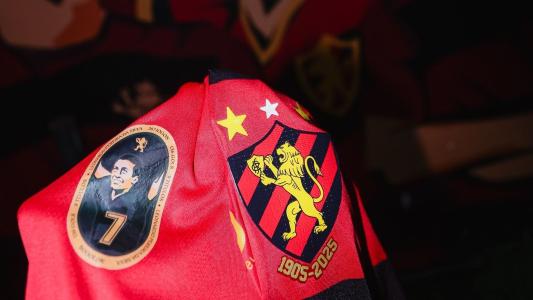 Escudo do Sport na camisa de 2025, fabricada pela Umbro