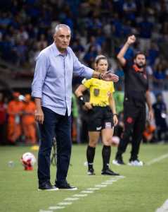 Tite, treinador do Cruzeiro, em ação no jogo contra o Pouso Alegre