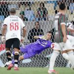 Fábio defende pênalti, Fluminense empata com o Vasco e avança à final do Carioca