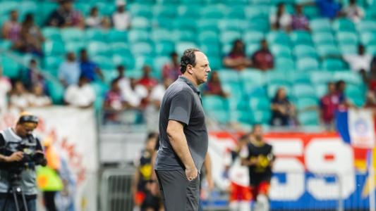 Técnico Rogério Ceni a beira do gramado do jogo do Bahia na Arena Fonte Nova
