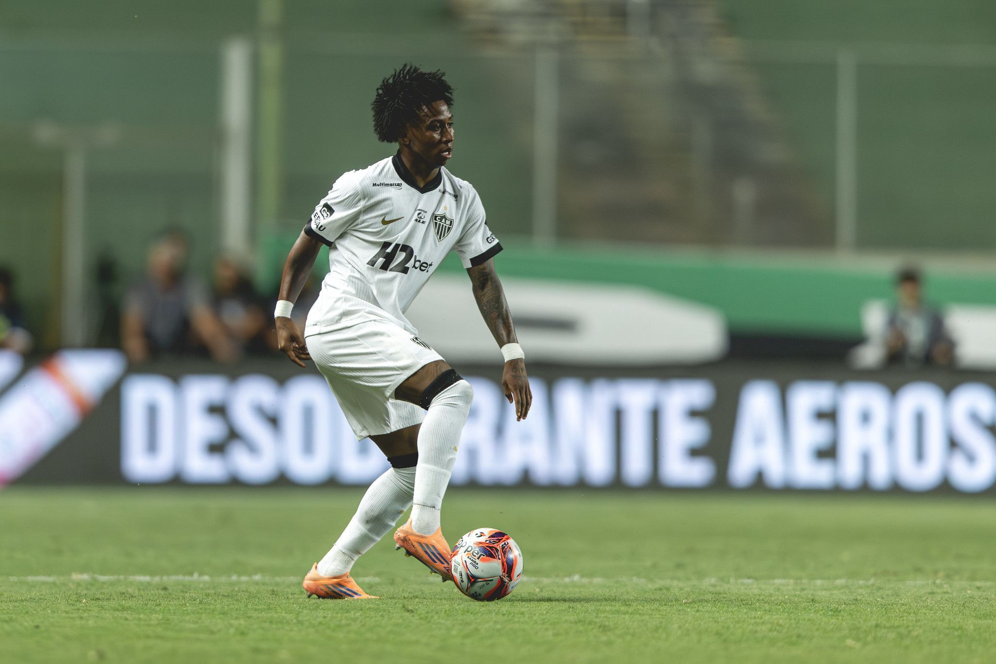 Titular do Atlético é vaiado após ser substituído em jogo contra o América