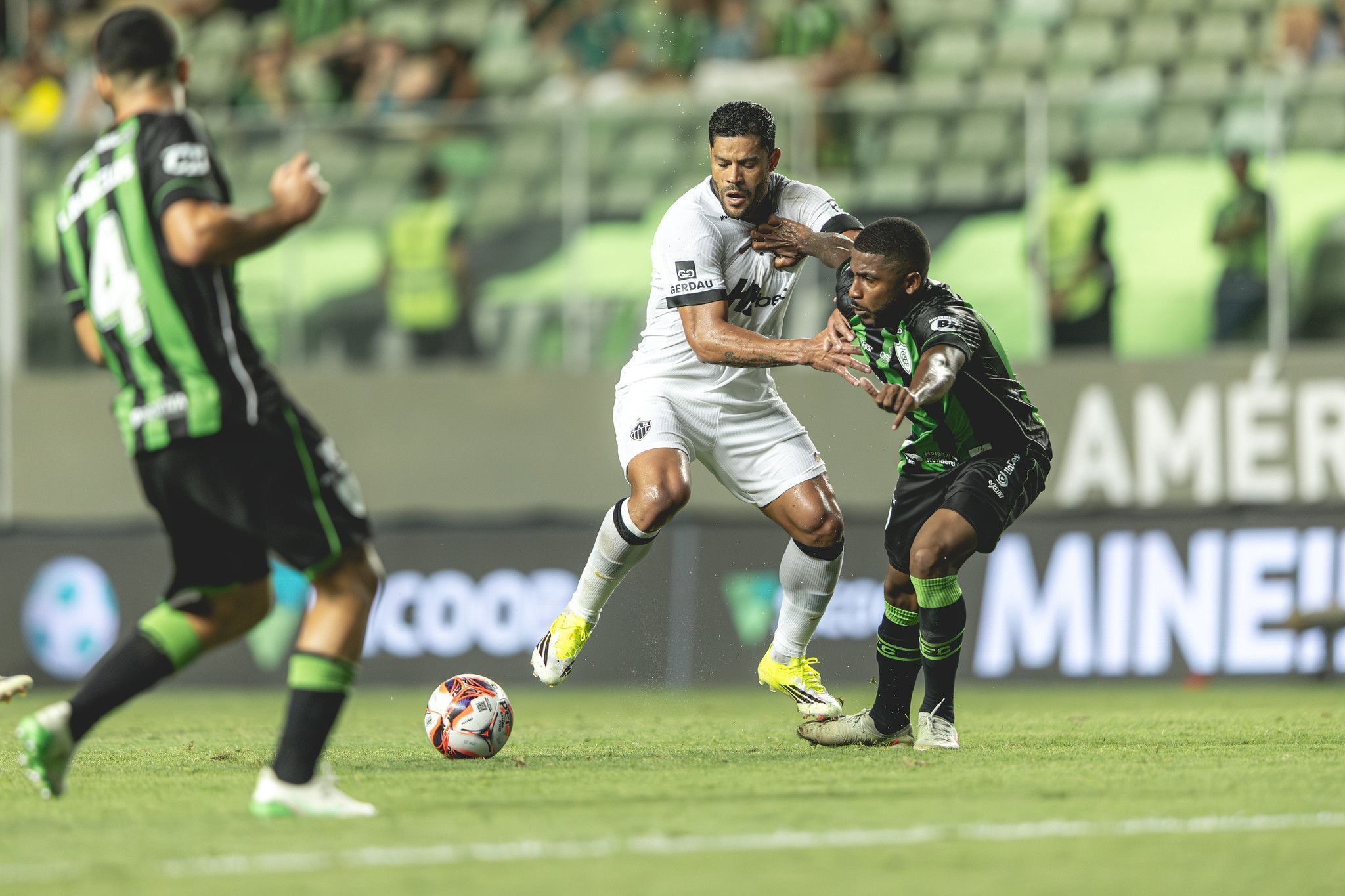 Everson é herói de novo, Atlético vence América nos pênaltis e vai à final do Mineiro