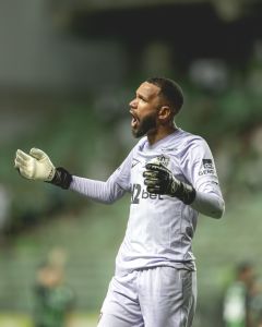 Everson em ação pelo Atlético
