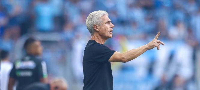 Luís Castro no comando do Grêmio contra o Inter no jogo de ida pela final do Gauchão