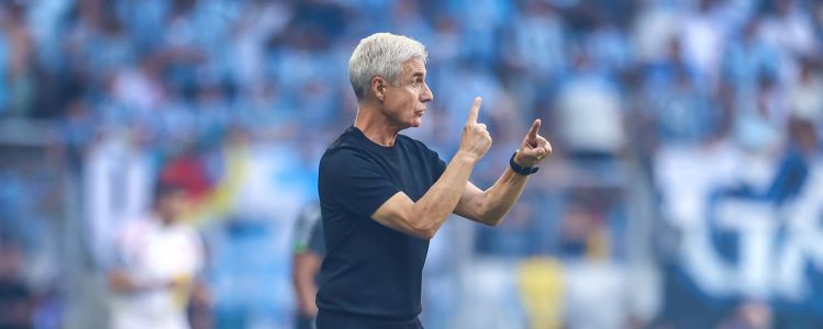 Luís Castro à beira do campo da Arena do Grêmio, em Porto Alegre, na final do Gauchão