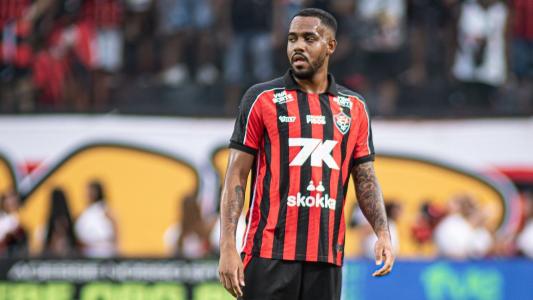 Zagueiro Edu em campo pelo Vitória contra o Jacuipense, no Campeonato Baiano