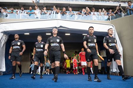 Arbitragem do GreNal 450 foi comandada por Anderson Daronco (RS) no campo e por Daniel Nobre Bins (RS) no VAR