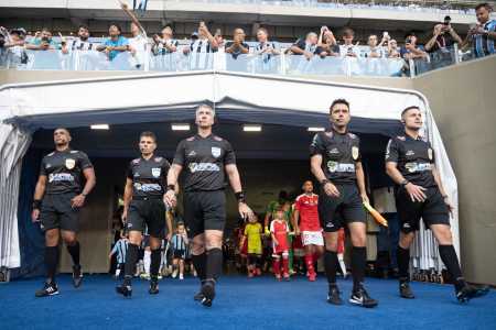Arbitragem do GreNal 450 foi comandada por Anderson Daronco (RS) no campo e por Daniel Nobre Bins (RS) no VAR