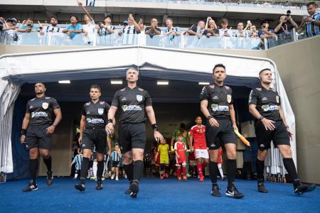 Arbitragem do GreNal 450 foi comandada por Anderson Daronco (RS) no campo e por Daniel Nobre Bins (RS) no VAR