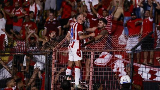 Paulo Sérgio comemora gol do Náutico sobre o Sport no jogo de ida da final do Campeonato Pernambucano de 2026