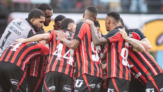 Jogadores do Vitória reunidos antes de jogo do Campeonato Baiano