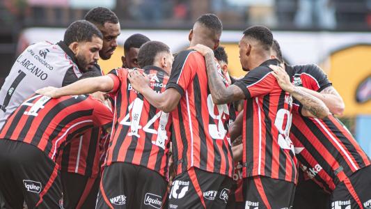 Jogadores do Vitória reunidos antes de jogo do Campeonato Baiano