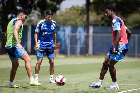 Jogadores do Cruzeiro durante treino realizado na Toca da Raposa II