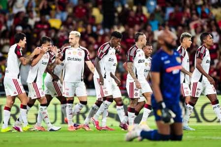 Time do Flamengo no jogo contra o Madureira, nesta segunda-feira (2)