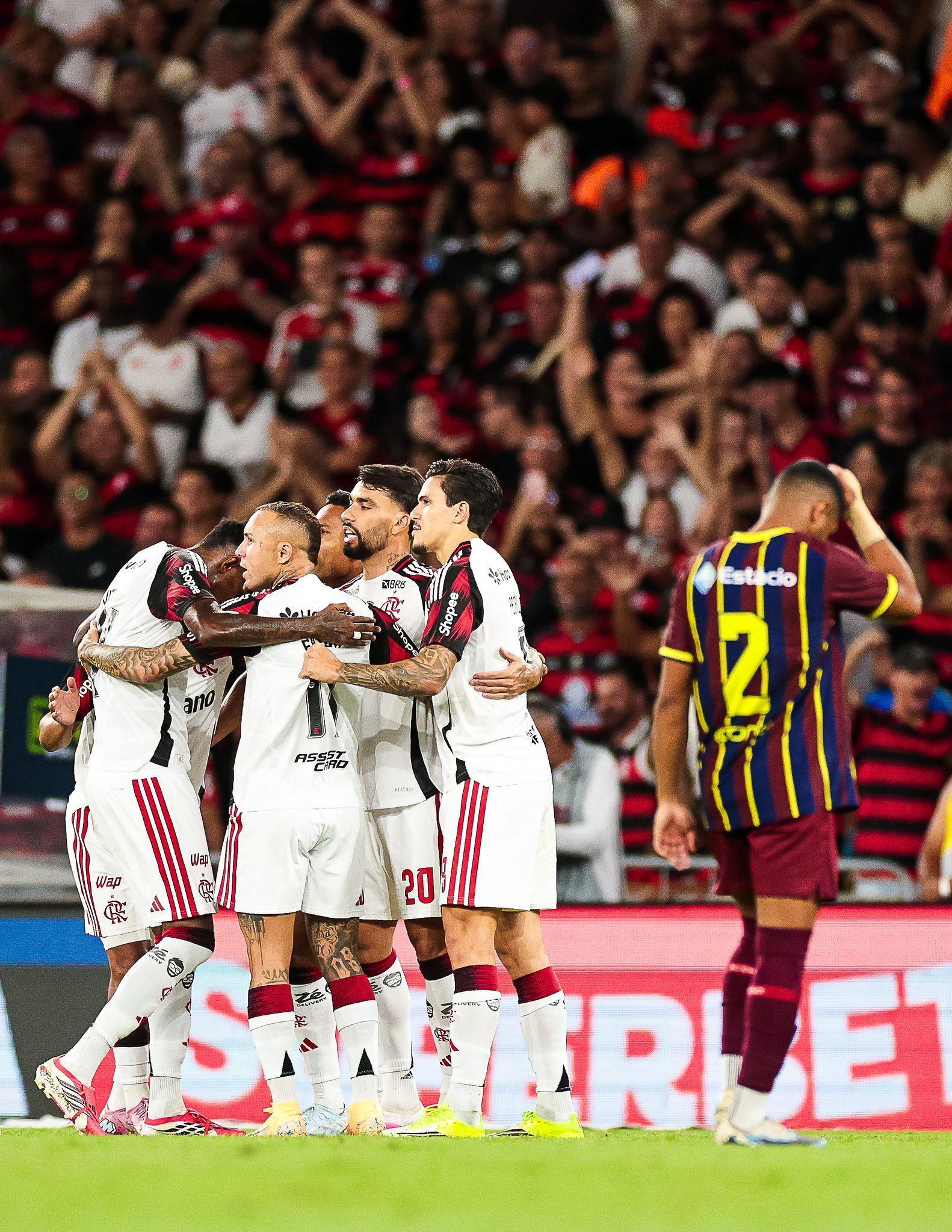 Torcida do Flamengo chama time de ‘sem vergonha’ após goleada por 8 a 0 no Maracanã