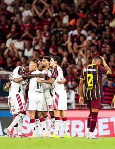 Time do Flamengo se reúne após um dos oito gols diante do Madureira