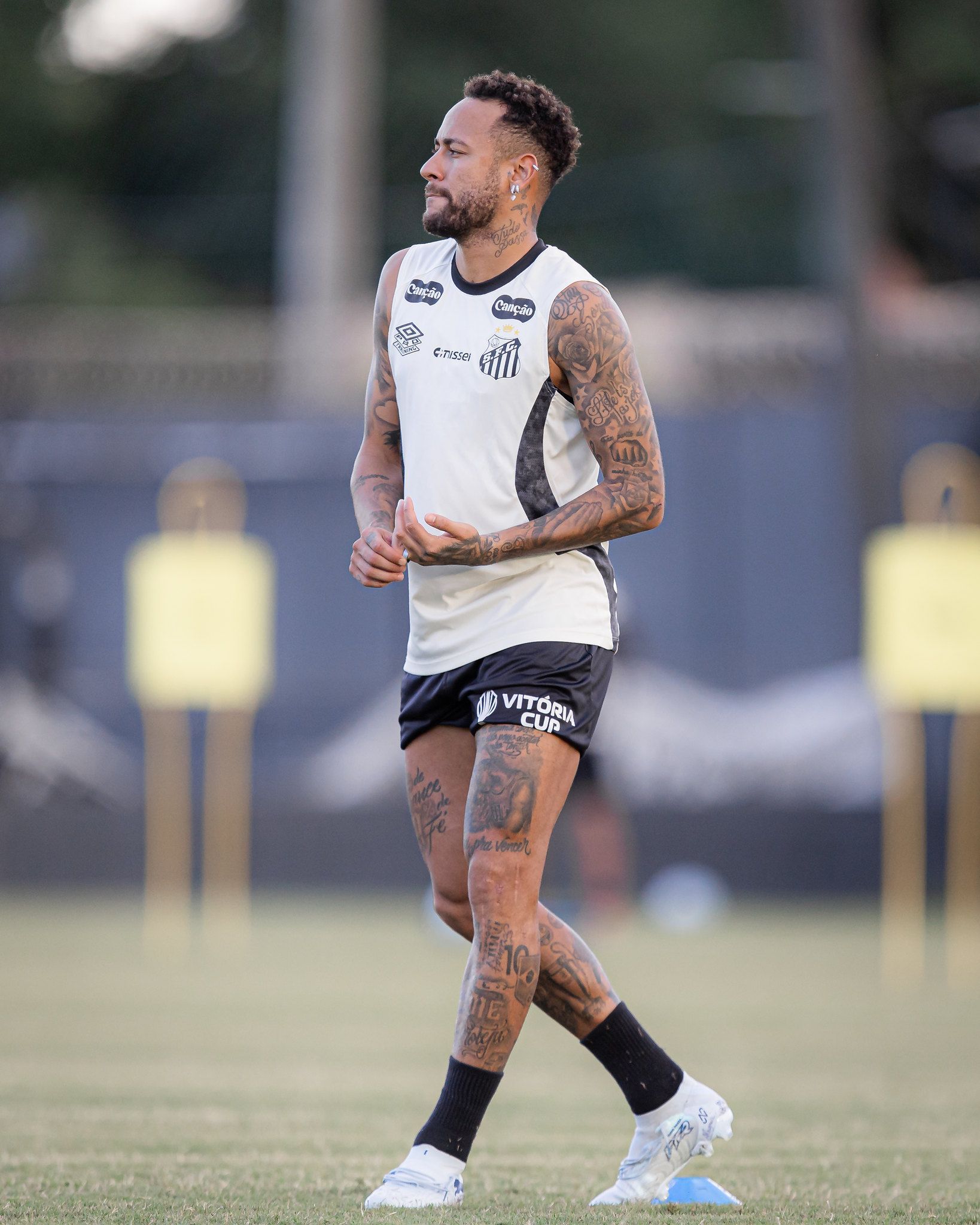 Neymar contesta a rescisão de zagueiro do Santos: 'Merecia mais respeito'