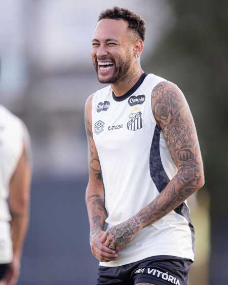 Neymar durante treino do Santos no CT Rei Pelé