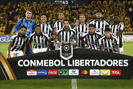 Time do Botafogo perfilado antes do jogo contra o Barcelona-EQU
