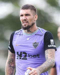 Lyanco durante treino do Atlético