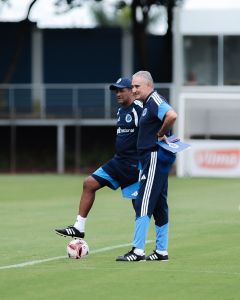 Tite no comando do treino do Cruzeiro na Toca da Raposa II