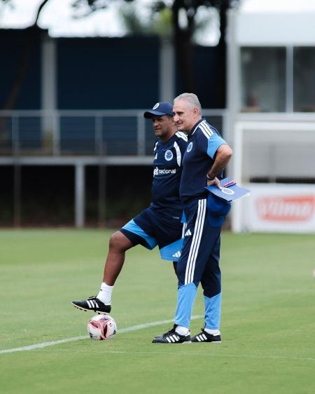 Tite no comando do treino do Cruzeiro na Toca da Raposa II