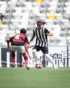 Gabriel Veneno em ação pelo Atlético contra o Flamengo em jogo da Copa do Brasil Sub-17