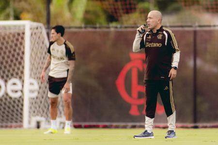 Leonardo Jardim, novo treinador do Flamengo, com o atacante Pedro, ao fundo, no Ninho do Urubu