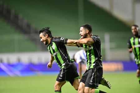 Willian Bigode, do América, celebra gol diante do Tirol