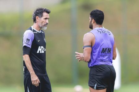 Eduardo Domínguez e Hulk durante treino do Atlético na Cidade do Galo
