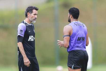 Eduardo Domínguez e Hulk em treino pelo Atlético em 5 de março de 2023