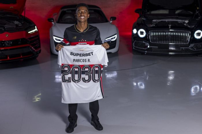 Ensaio especial do anúncio da renovação de contrato de Marcos Antonio no São Paulo