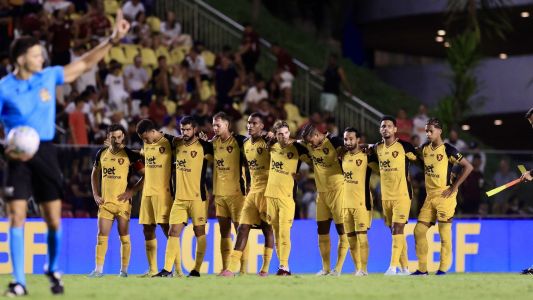 Jogadores do Sport reunidos durante a disputa de pênaltis