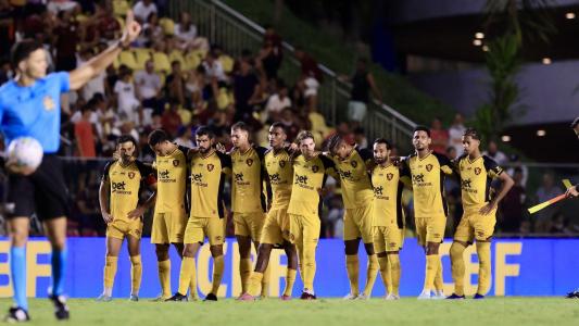 Jogadores do Sport reunidos durante a disputa de pênaltis