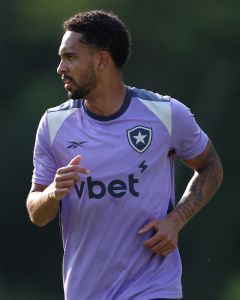 Vitinho em ação pelo Botafogo: o lateral-direito foi campeão da Libertadores pelo Glorioso em2024