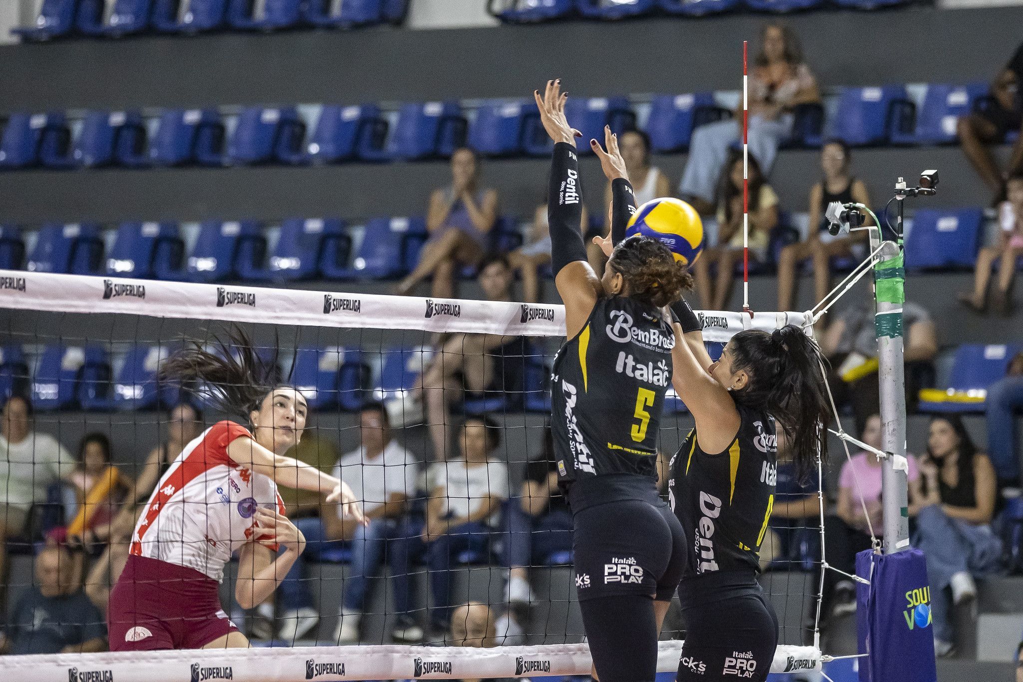 Praia Clube leva 'susto', mas vence Barueri no tie break pela Superliga Feminina