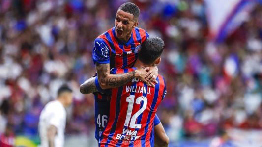 Willian José e Luciano Juba comemoram gol do Bahia na final do Campeonato Baiano diante do Vitória