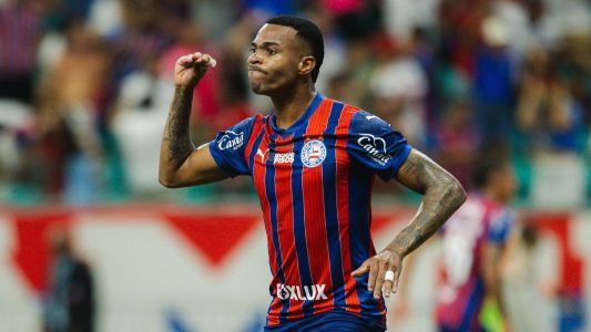 Jean Lucas comemora um dos gols do Bahia sobre o Vitória