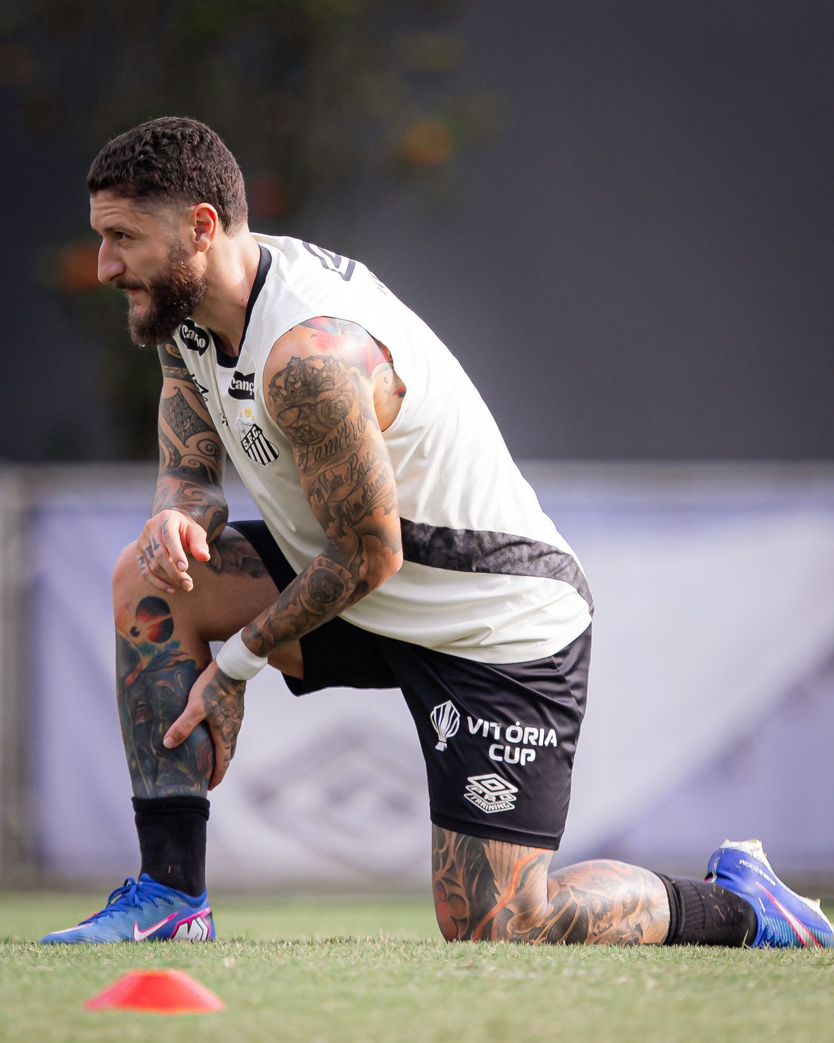 Volante do Santos sofre edema na coxa e vira desfalque para duelo com o Mirassol