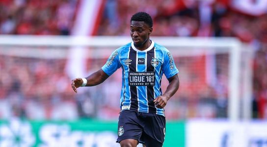 Amuzu em ação pelo Grêmio na final do Gauchão contra o Inter
