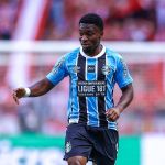 Amuzu, do Grêmio, rebate críticas de jogadores do Inter após lance de letra no GreNal