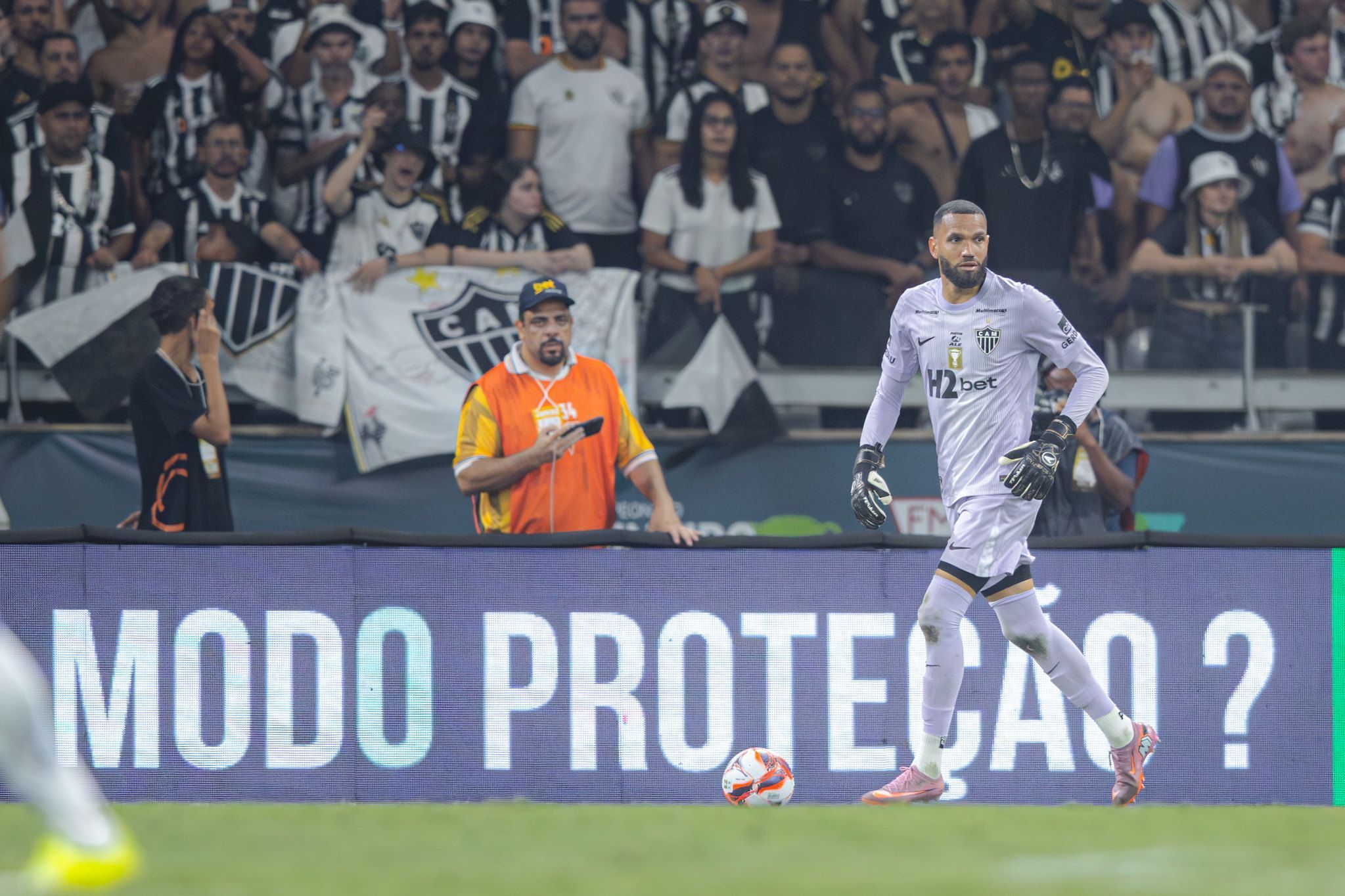 Comentarista do sportv detona Everson por confusão no clássico: 'Não foi homem de fé'