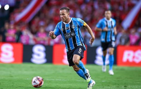 Arthur, capitão do Grêmio, em ação no GreNal do Beira-Rio