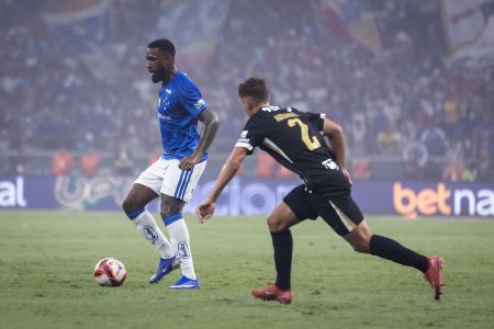 Gerson em ação pelo Cruzeiro contra o Atlético