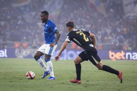 Gerson em ação pelo Cruzeiro contra o Atlético