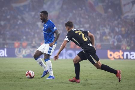Gerson em ação pelo Cruzeiro contra o Atlético