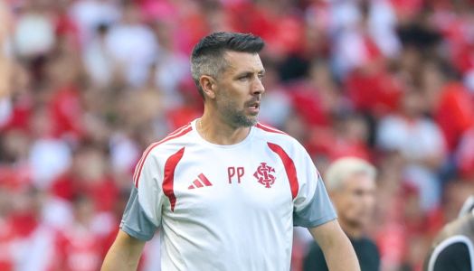 Pezzolano á beira do campo no empate do Inter com o Grêmio pelo Gauchão