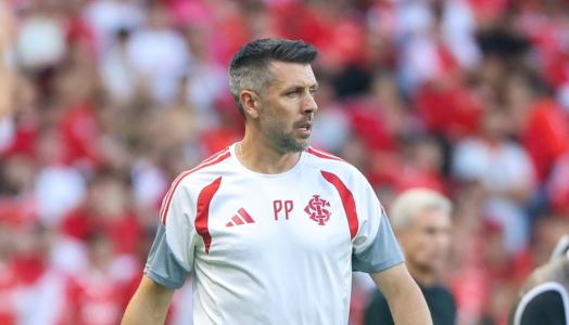 Pezzolano á beira do campo no empate do Inter com o Grêmio pelo Gauchão