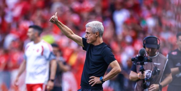 Luís Castro à beira do campo no Beira-Rio, em Porto Alegre, pelo GreNal 451
