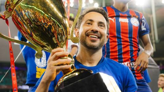 Everton Ribeiro com a taça do Campeonato Baiano de 2026